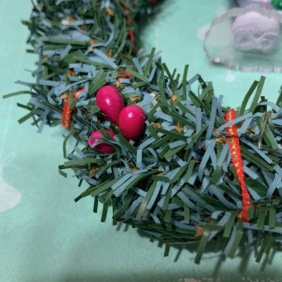 Frosty friends Wreath with 1 mini ornament - Picture 9 of 11